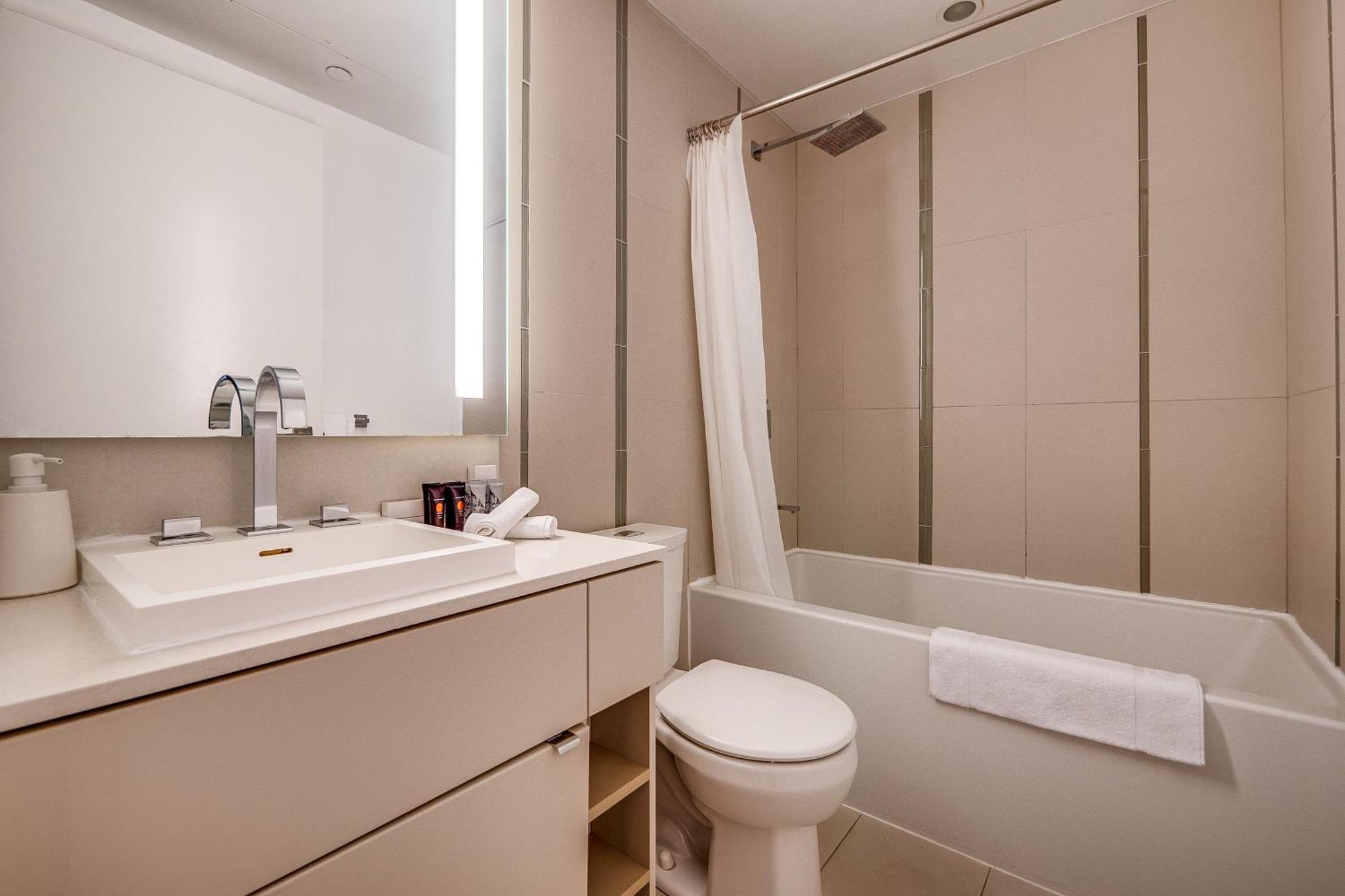 Modern Suite On Peter St - City View Toronto Exterior photo