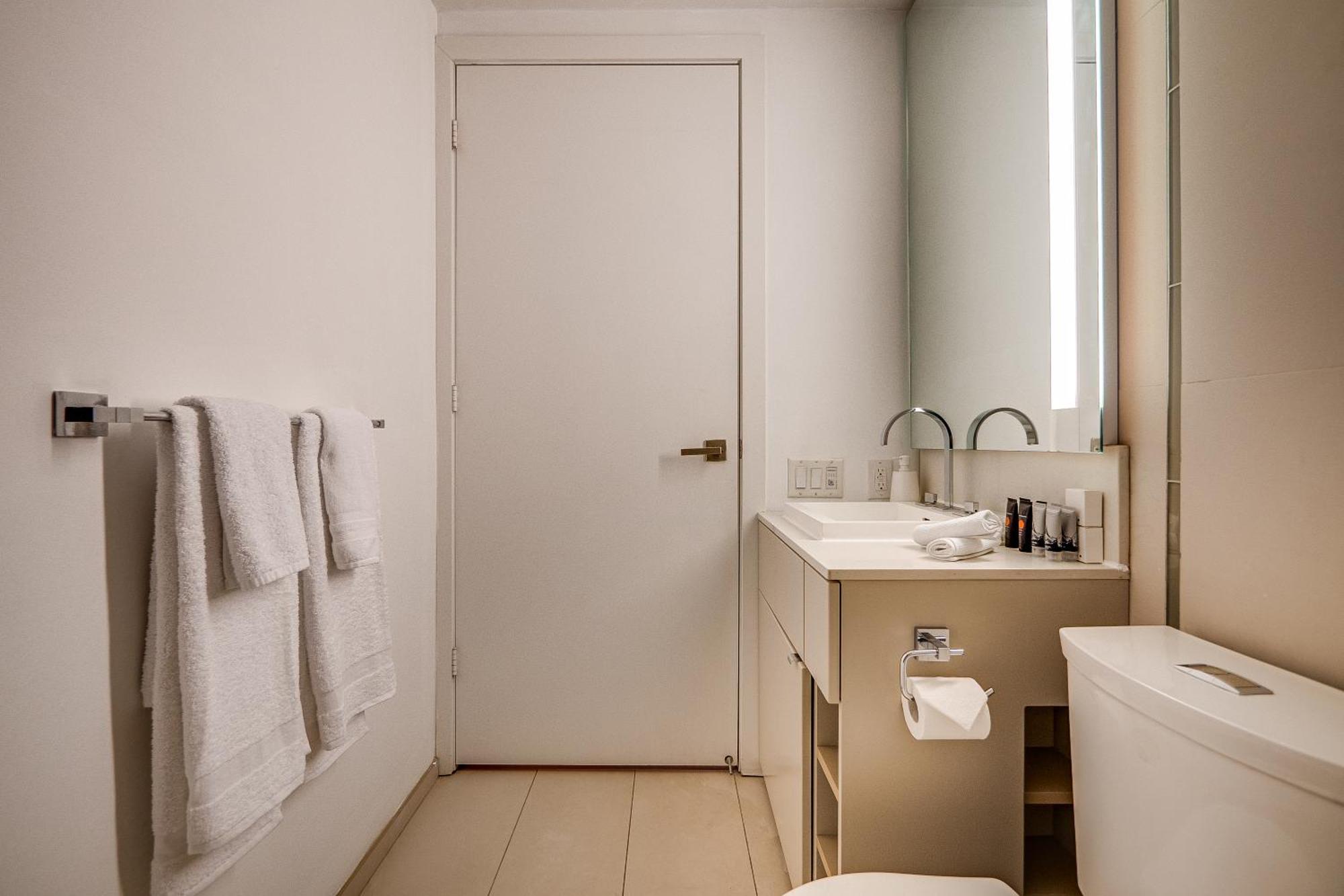 Modern Suite On Peter St - City View Toronto Exterior photo